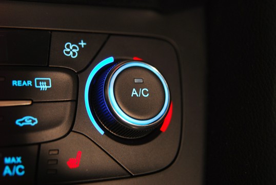 przycisk do klimatyzacji w samochodzie